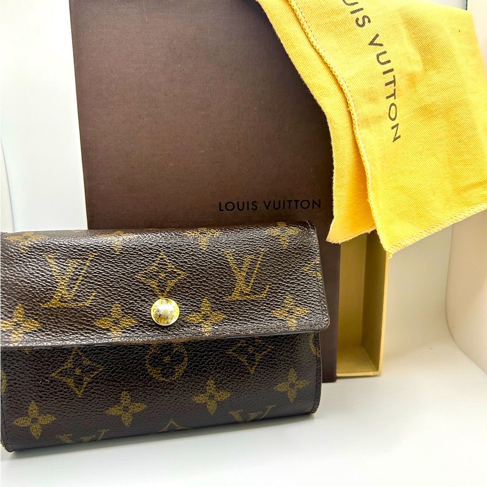 Authentic Louis Vuitton wallet
Comes with original box and dust bag